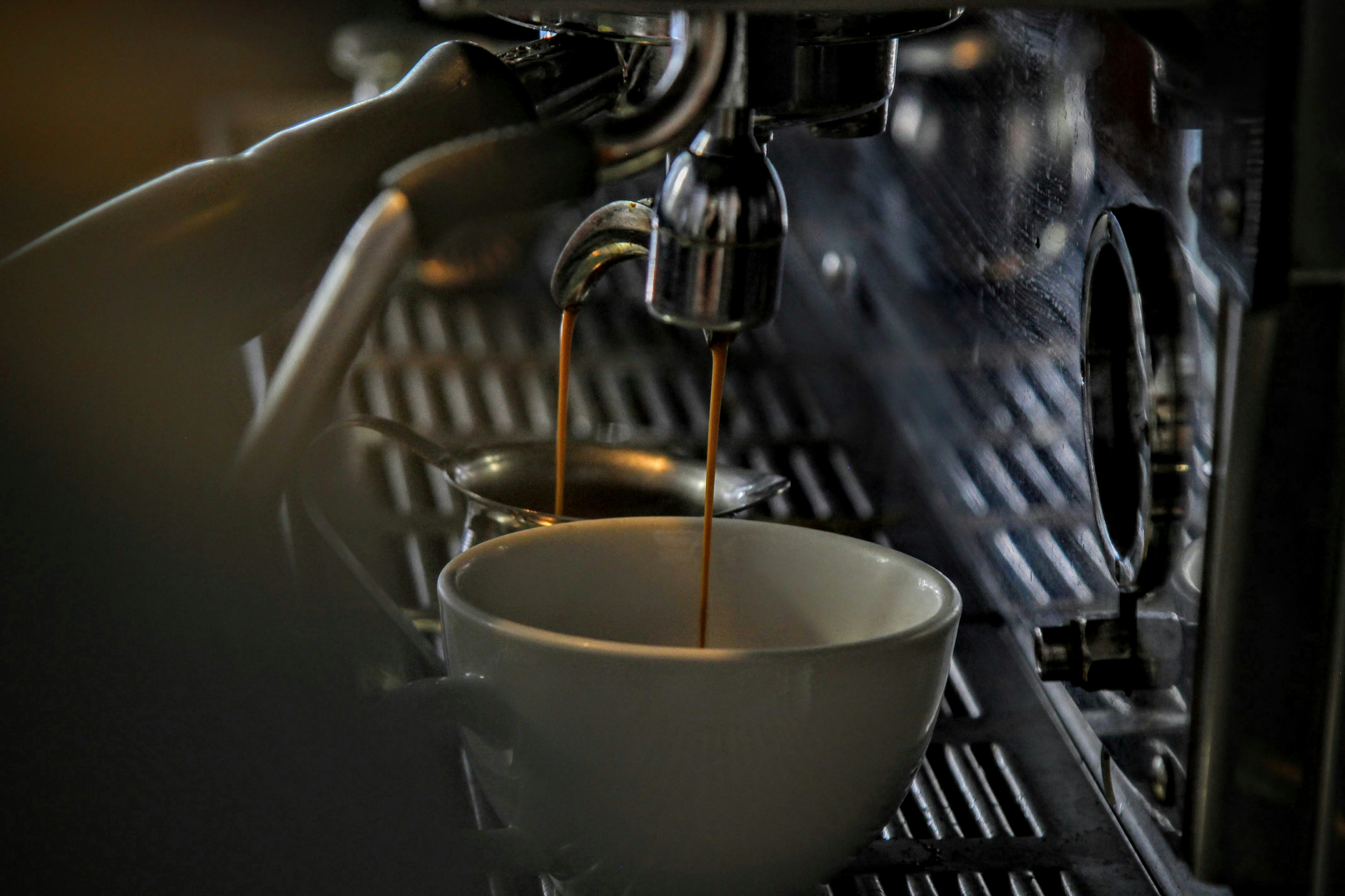 Notre café signature et nos pâtisseries artisanales, préparés avec passion